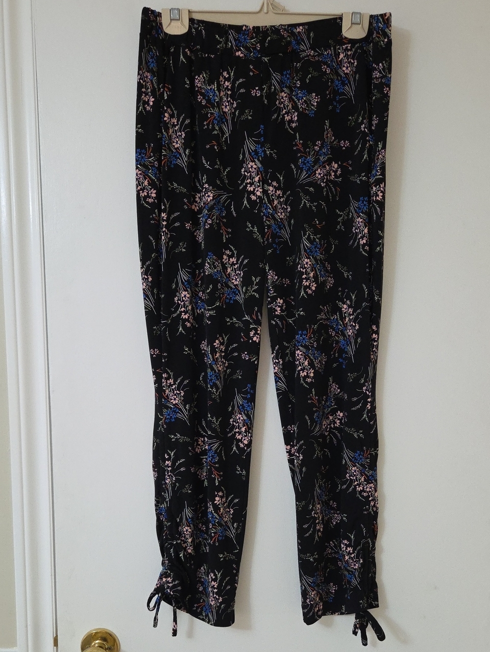 CeCe Black Floral Capris Pant, Elastic Waist, 2 Side Pockets with Drawstring Hem